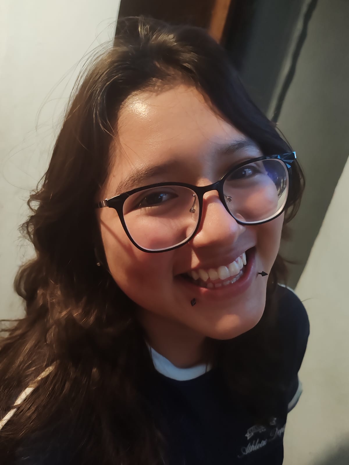 Yaretzi sonriendo con gafas